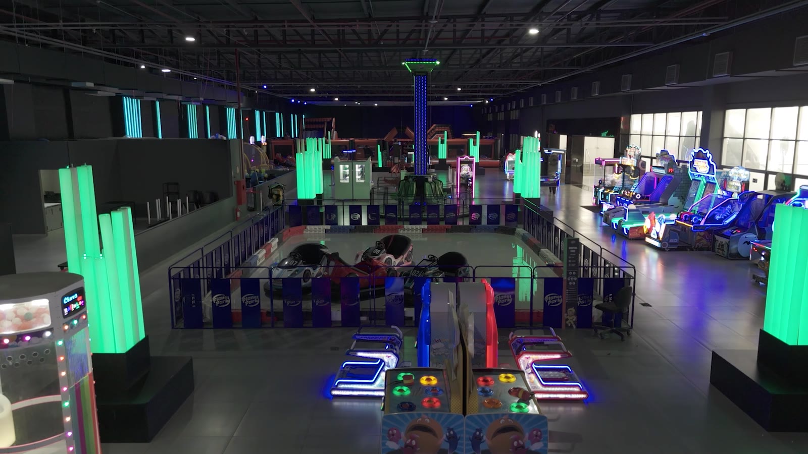 Carrinhos bate-bate em um parque Planet Park